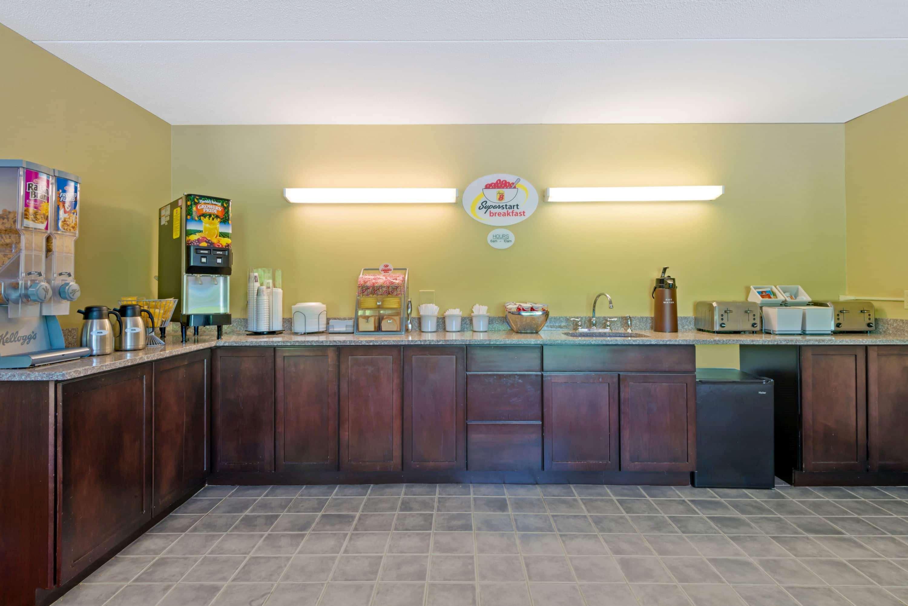 Super 8 By Wyndham White River Junction Exterior foto